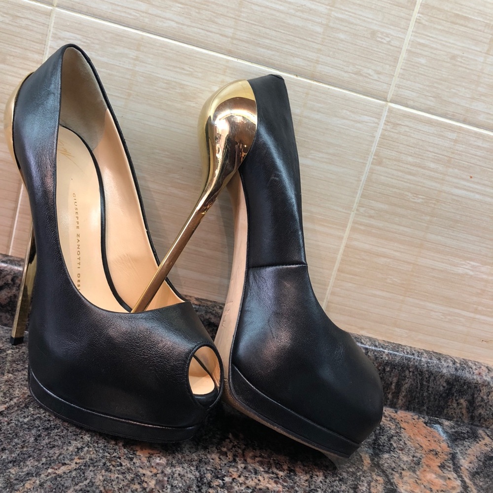 Heels - Picture 4 of 4